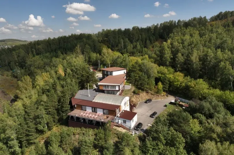 Уютный домики, окруженный могучим сосновым бором Уютный домики, окруженный могучим сосновым бором изображение